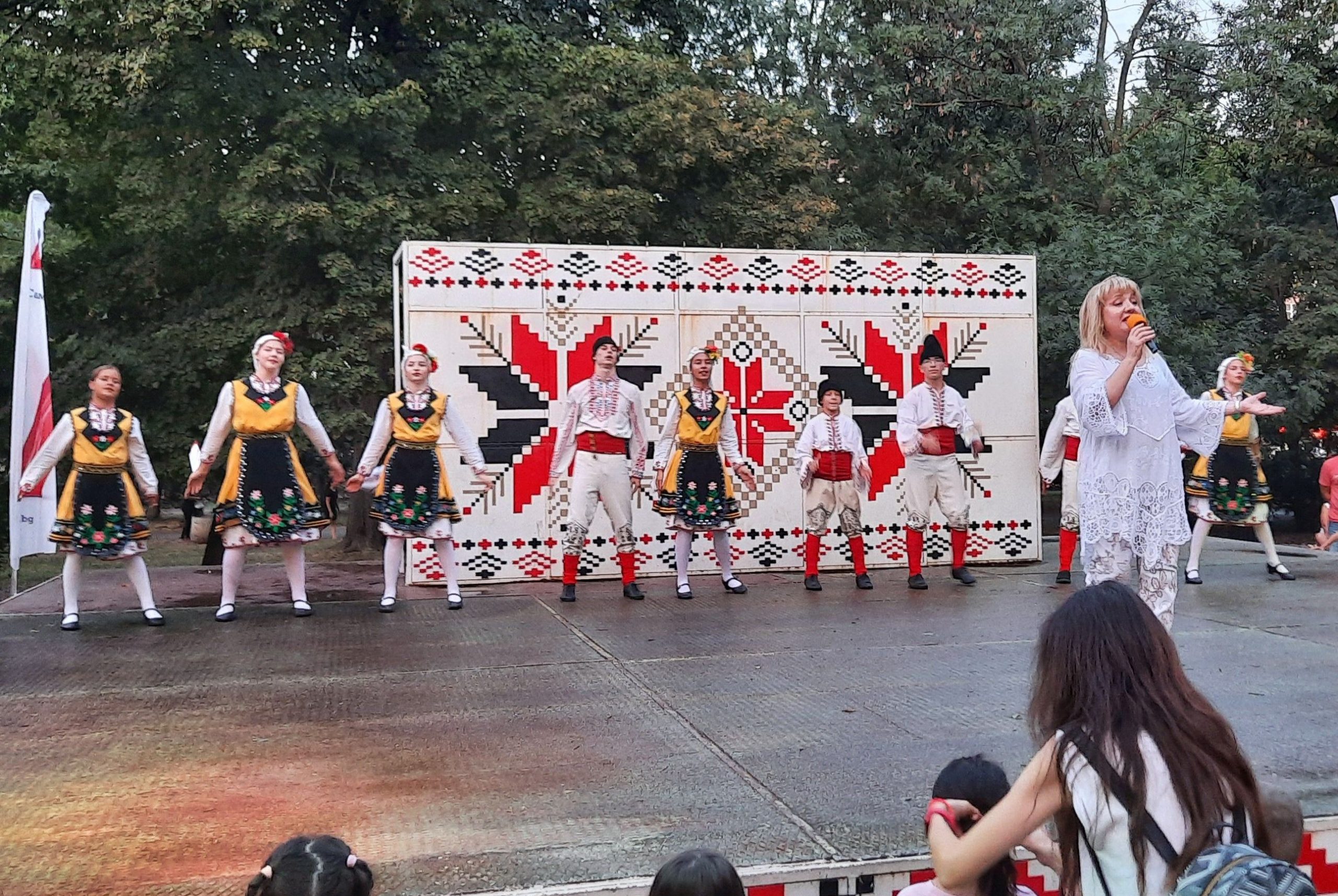 сграда с статуя на кон пред нея