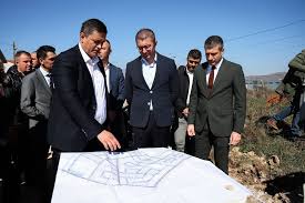 черен CRT телевизор на черна дървена маса