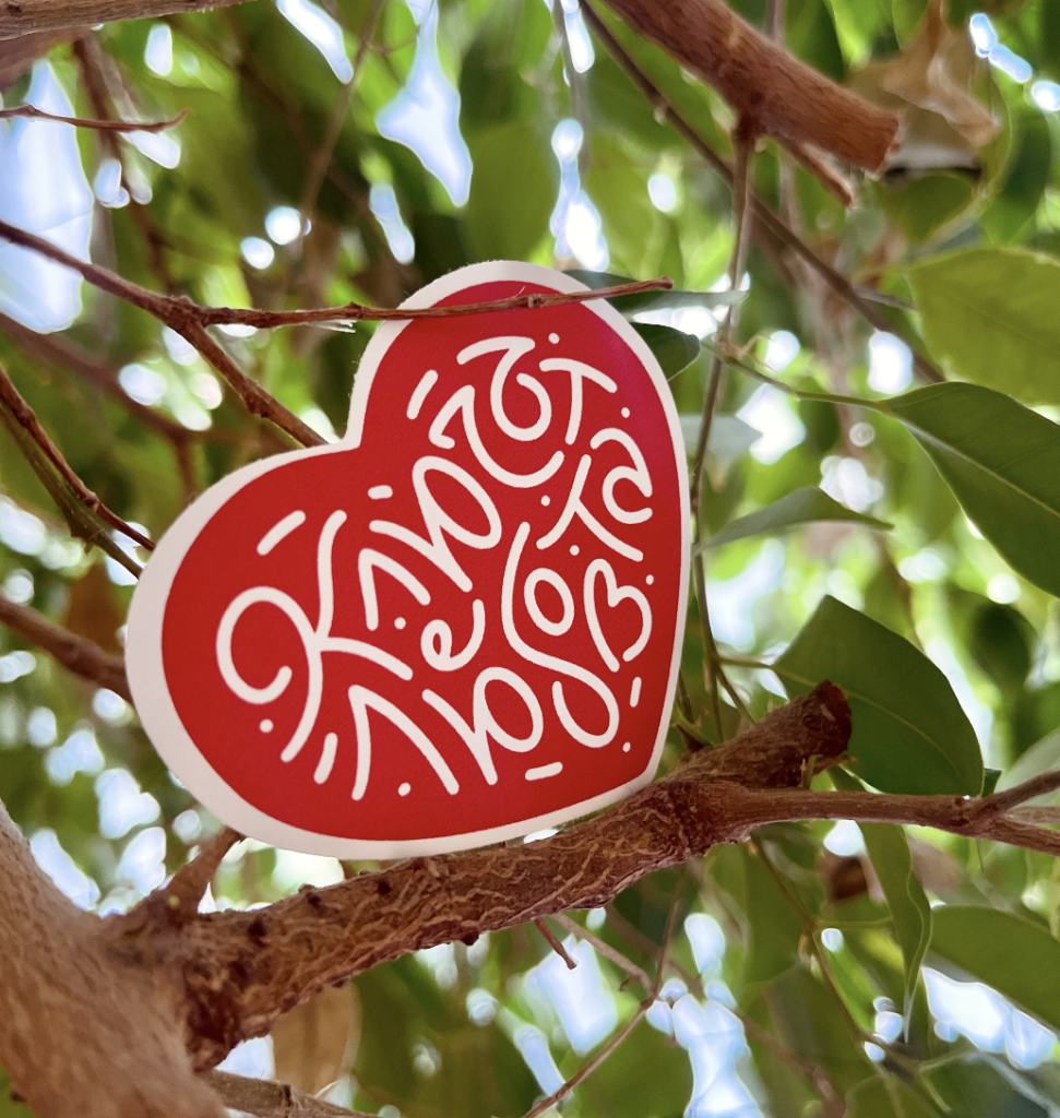 зелена борова дърво със сняг