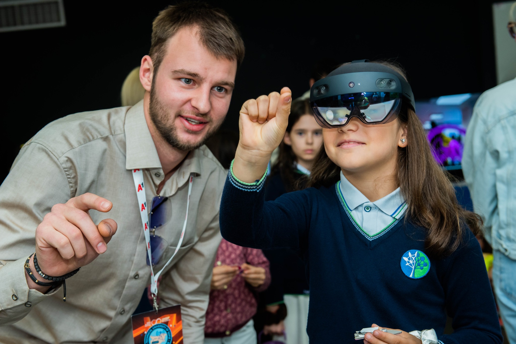 обичам да уча табела с молив на стената близо до вървящия човек